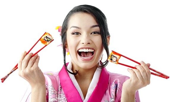 Японская диетическая девушка держит суши